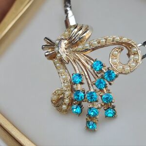 Gorgeous vintage 1960s teal bezel set rhinestone necklace